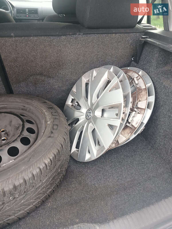 Хетчбек Volkswagen Golf 2001 в Луцьку