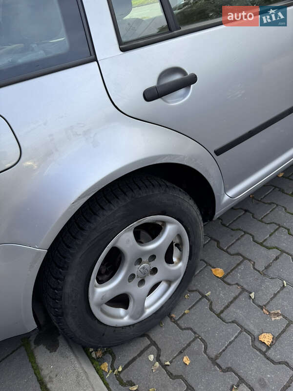 Универсал Volkswagen Golf 2001 в Черновцах