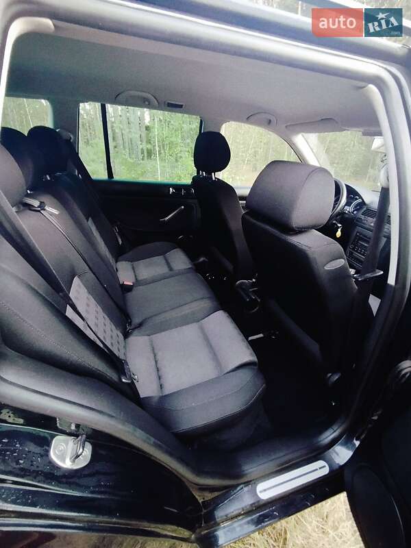 Універсал Volkswagen Golf 2005 в Сарнах