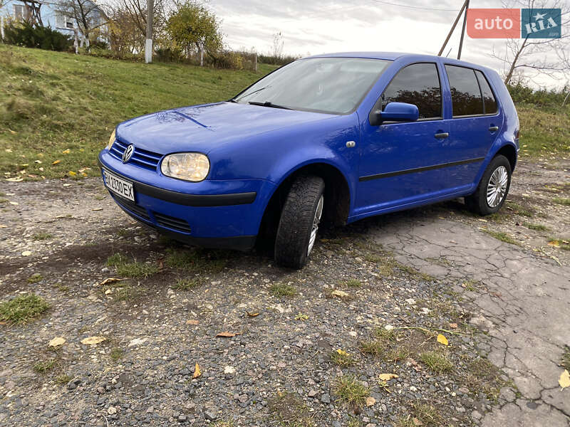 Хэтчбек Volkswagen Golf 2001 в Остроге