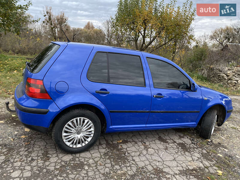 Хэтчбек Volkswagen Golf 2001 в Остроге