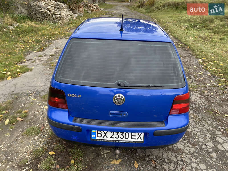 Хэтчбек Volkswagen Golf 2001 в Остроге