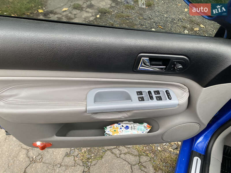 Хэтчбек Volkswagen Golf 2001 в Остроге