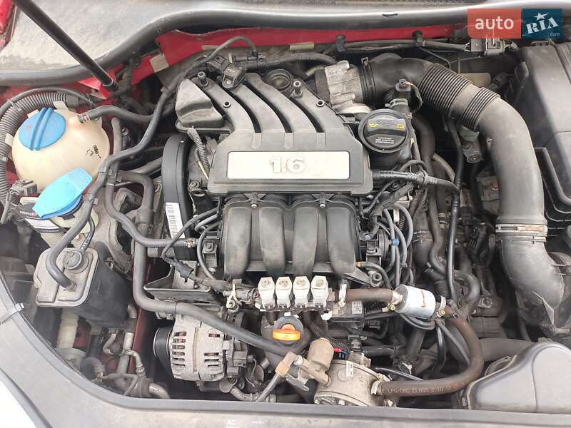 Хетчбек Volkswagen Golf 2006 в Горенці