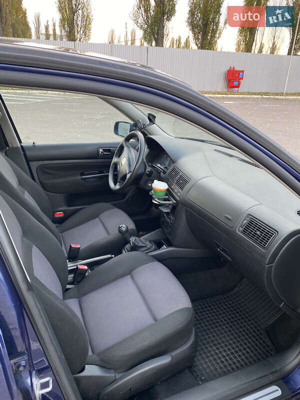 Хэтчбек Volkswagen Golf 2001 в Киеве