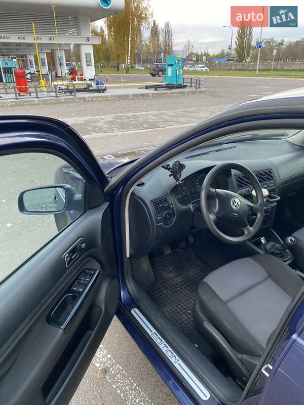 Хэтчбек Volkswagen Golf 2001 в Киеве