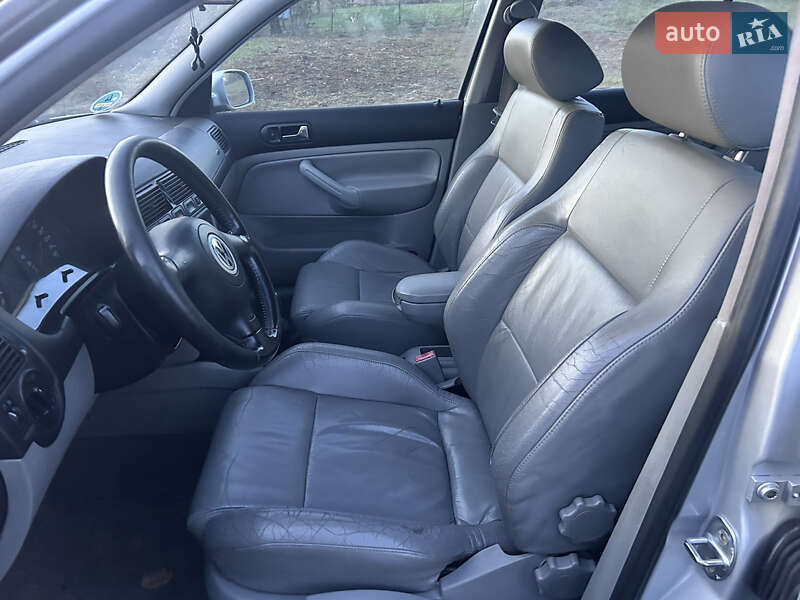 Хэтчбек Volkswagen Golf 2002 в Киеве