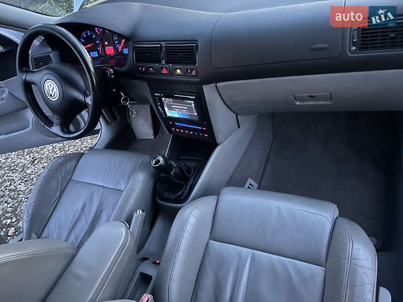 Хэтчбек Volkswagen Golf 2002 в Киеве