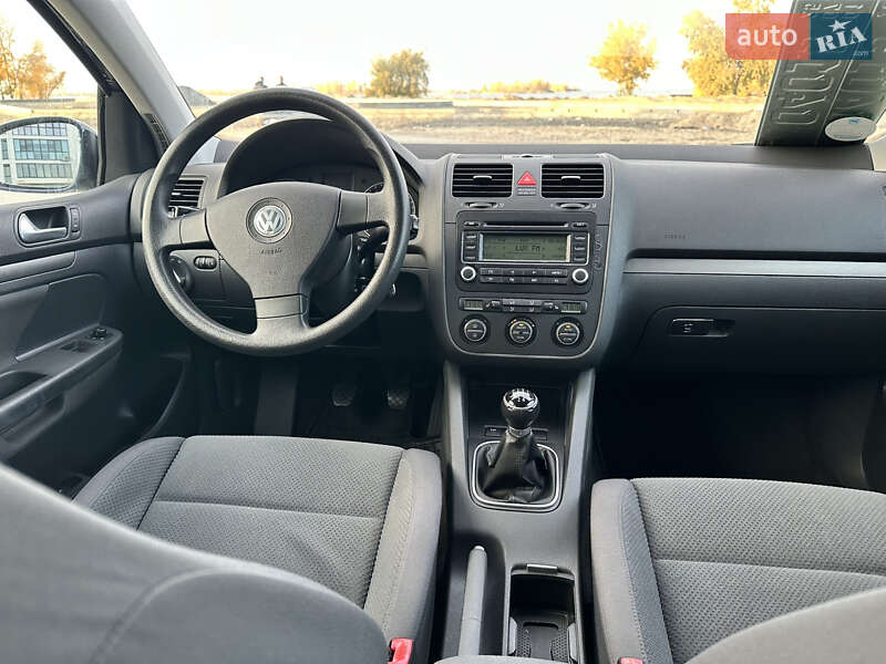 Хэтчбек Volkswagen Golf 2005 в Черкассах