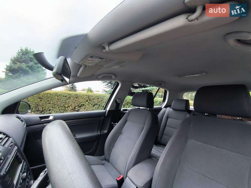 Хэтчбек Volkswagen Golf 2005 в Каменском