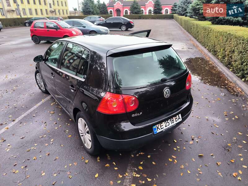 Хэтчбек Volkswagen Golf 2005 в Каменском