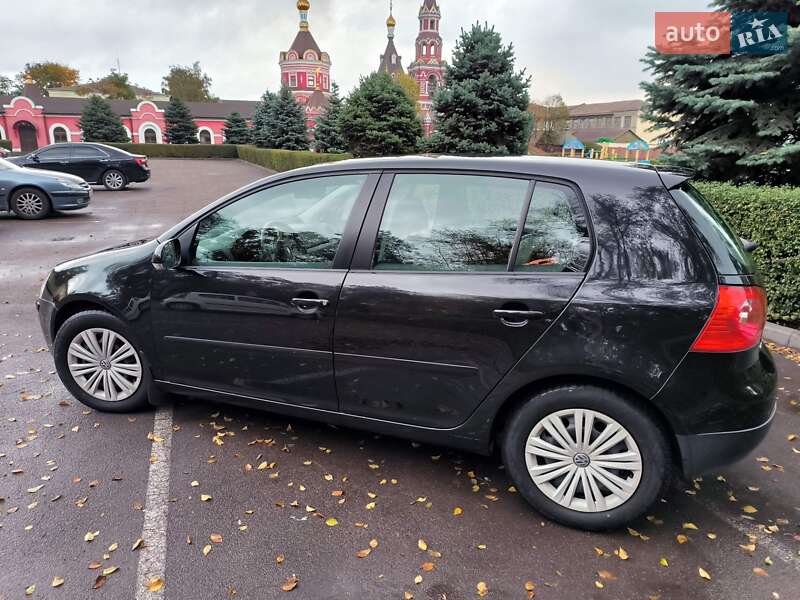 Хэтчбек Volkswagen Golf 2005 в Каменском