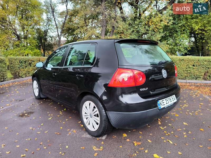 Хэтчбек Volkswagen Golf 2005 в Каменском