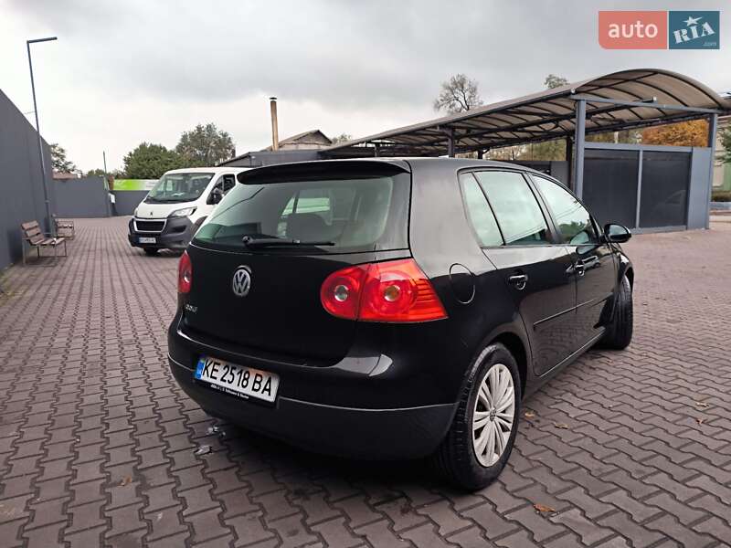 Хэтчбек Volkswagen Golf 2005 в Каменском