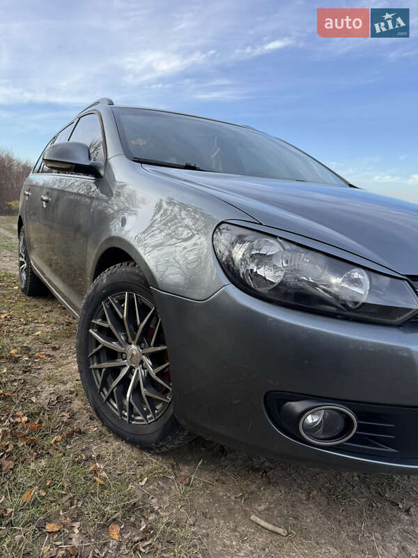 Універсал Volkswagen Golf 2011 в Чернівцях