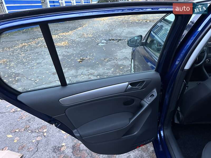 Хэтчбек Volkswagen Golf 2010 в Лебедине