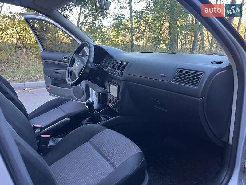 Хэтчбек Volkswagen Golf 2001 в Чернигове