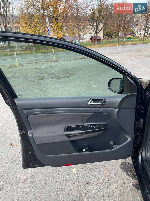 Хэтчбек Volkswagen Golf 2004 в Дубно