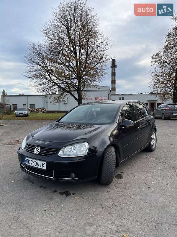 Хэтчбек Volkswagen Golf 2004 в Дубно