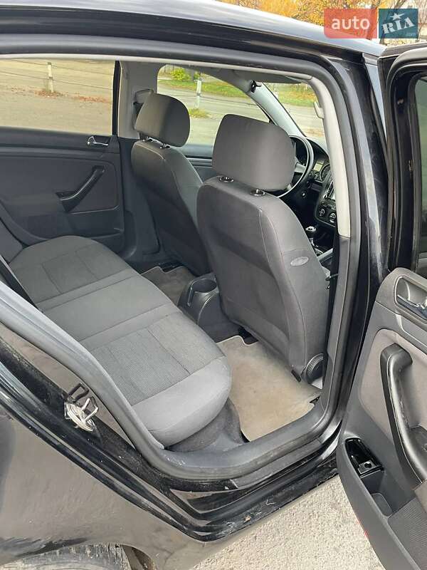 Хэтчбек Volkswagen Golf 2004 в Дубно