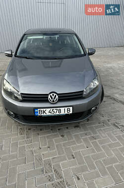 Хэтчбек Volkswagen Golf 2012 в Сарнах