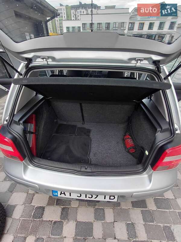 Хэтчбек Volkswagen Golf 2002 в Ивано-Франковске