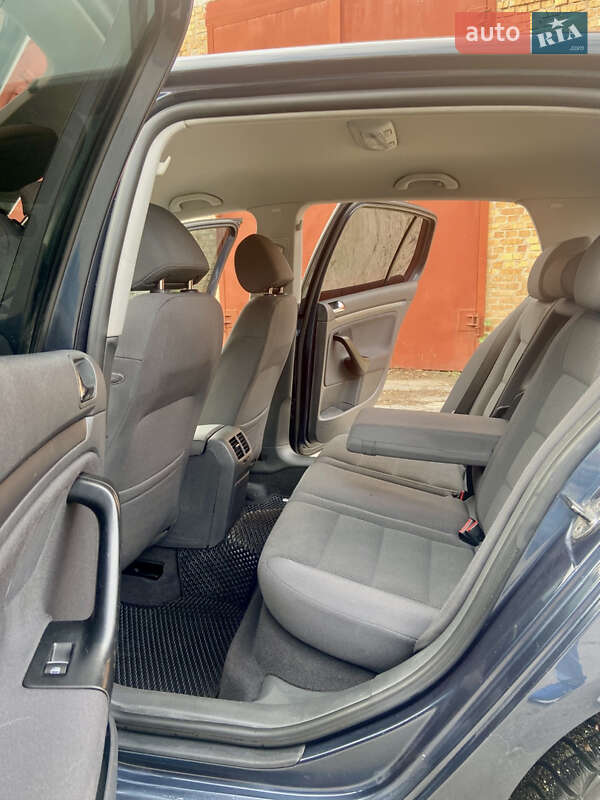 Хэтчбек Volkswagen Golf 2005 в Ромнах