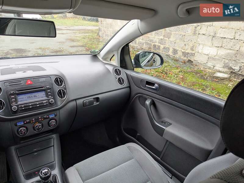 Хэтчбек Volkswagen Golf 2005 в Звягеле