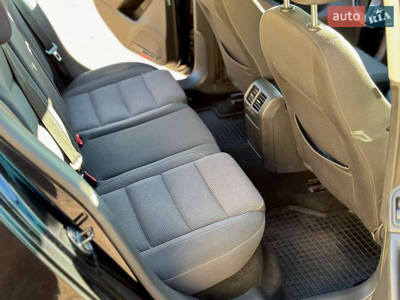 Хэтчбек Volkswagen Golf 2010 в Луцке