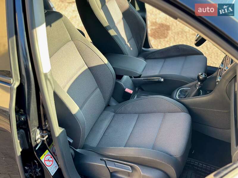 Хэтчбек Volkswagen Golf 2010 в Луцке