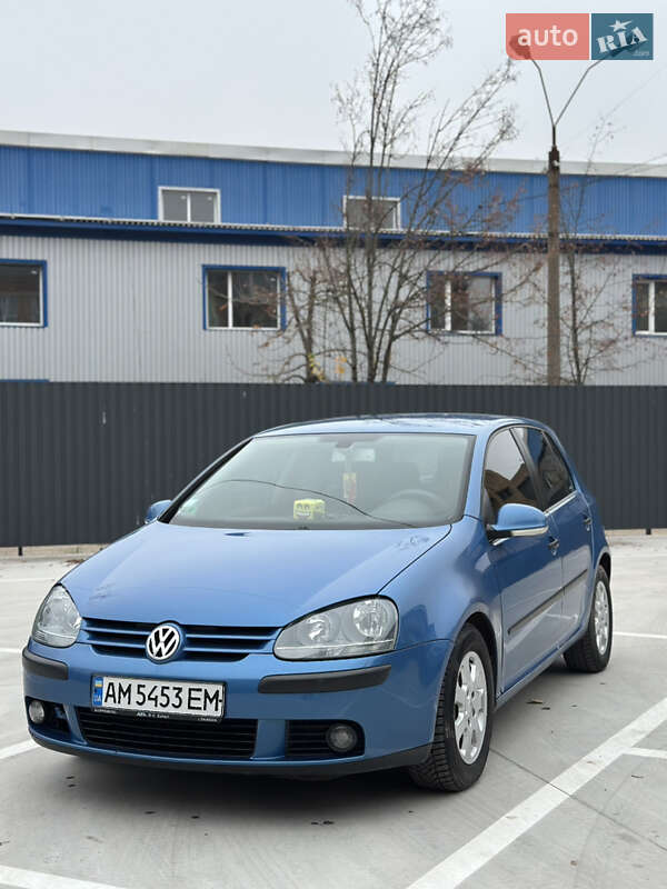 Хэтчбек Volkswagen Golf 2004 в Звягеле