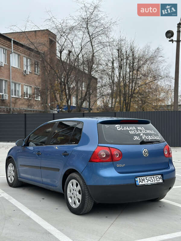 Хэтчбек Volkswagen Golf 2004 в Звягеле