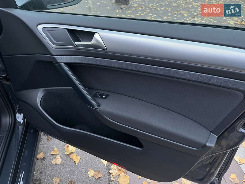 Хетчбек Volkswagen Golf 2020 в Києві