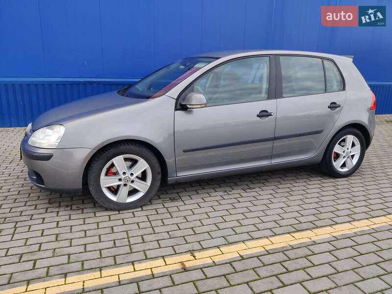 Хэтчбек Volkswagen Golf 2004 в Нововолынске
