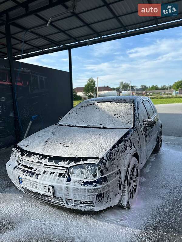 Хэтчбек Volkswagen Golf 2002 в Черновцах