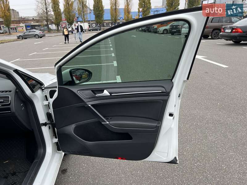 Хетчбек Volkswagen Golf 2013 в Києві