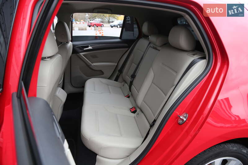 Хетчбек Volkswagen Golf 2017 в Києві