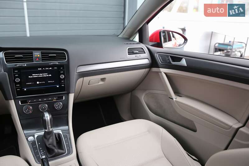 Хетчбек Volkswagen Golf 2017 в Києві