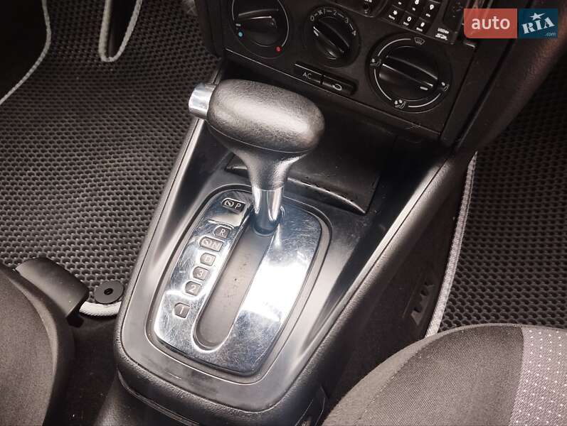 Хэтчбек Volkswagen Golf 2002 в Кривом Роге