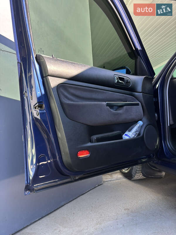 Хетчбек Volkswagen Golf 2000 в Новоселиці