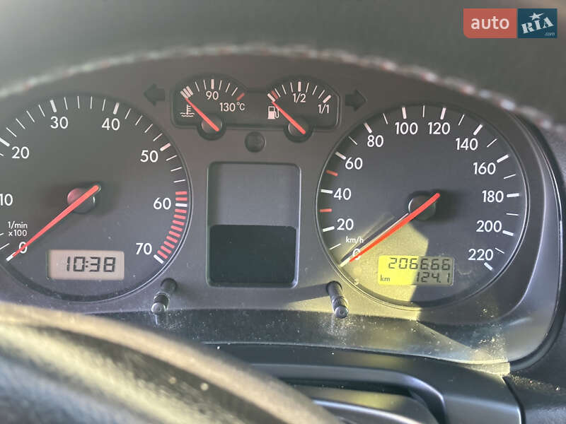 Хетчбек Volkswagen Golf 2000 в Новоселиці