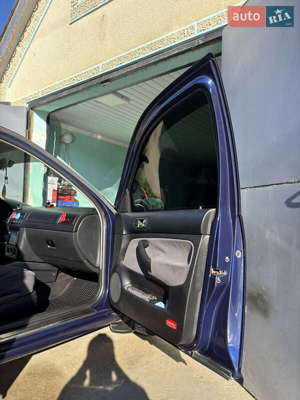 Хетчбек Volkswagen Golf 2000 в Новоселиці