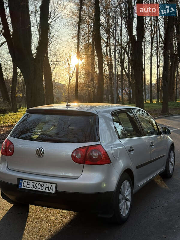 Хетчбек Volkswagen Golf 2003 в Чернівцях