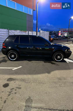 Хетчбек Volkswagen Golf 2001 в Харкові