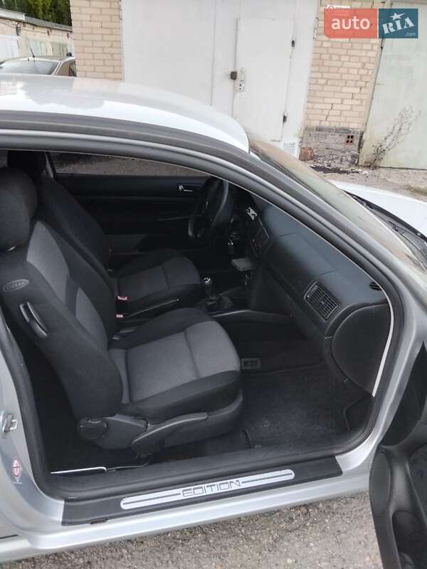 Хетчбек Volkswagen Golf 2001 в Харкові