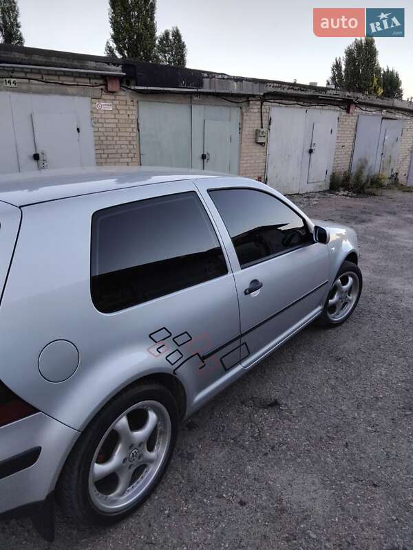 Хетчбек Volkswagen Golf 2001 в Харкові