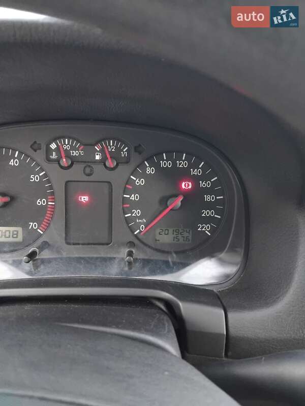 Хетчбек Volkswagen Golf 2001 в Харкові