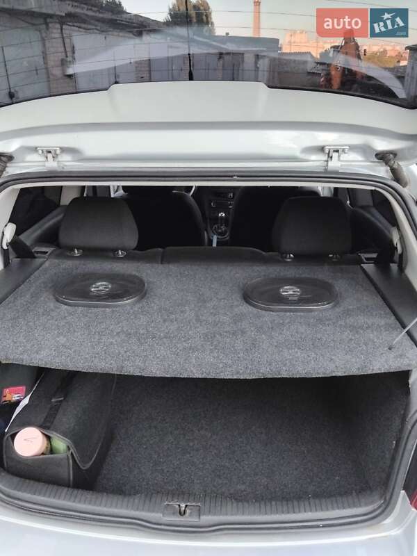 Хетчбек Volkswagen Golf 2001 в Харкові