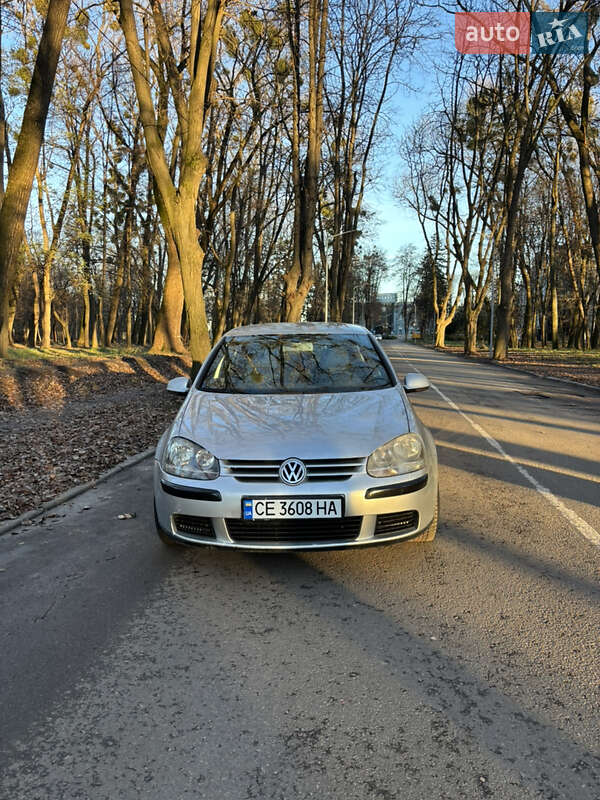 Хетчбек Volkswagen Golf 2003 в Чернівцях