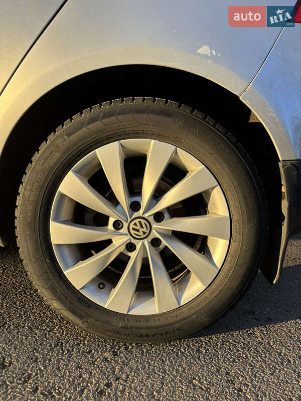 Хетчбек Volkswagen Golf 2003 в Чернівцях